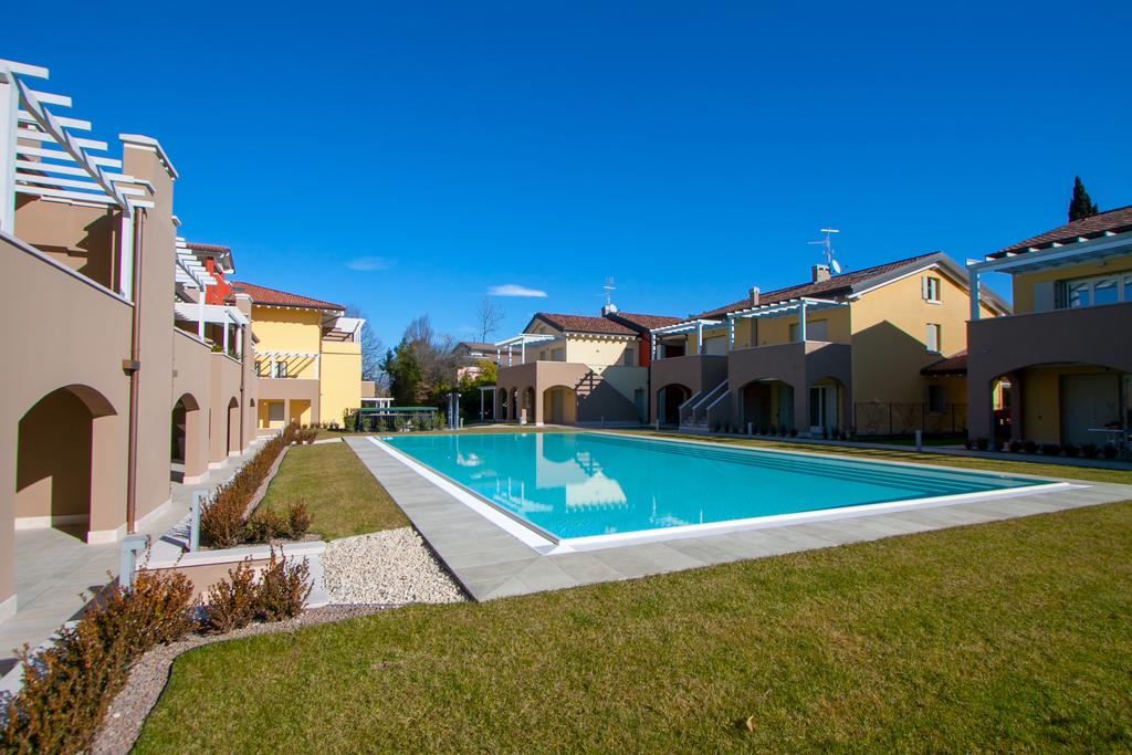 La piscina esterna del residence